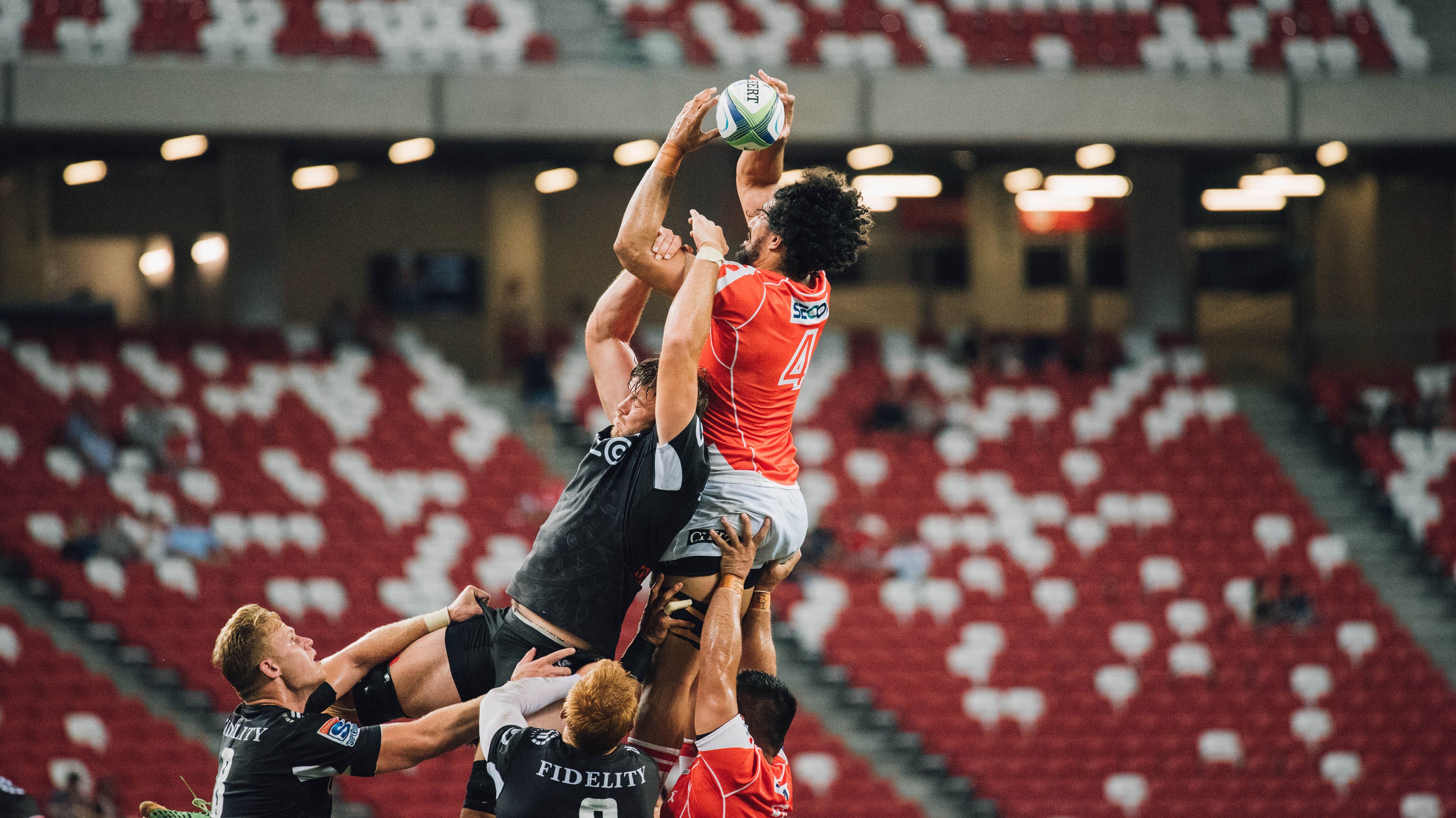 库里与高中好友重聚分享成长回忆，库里高中视频